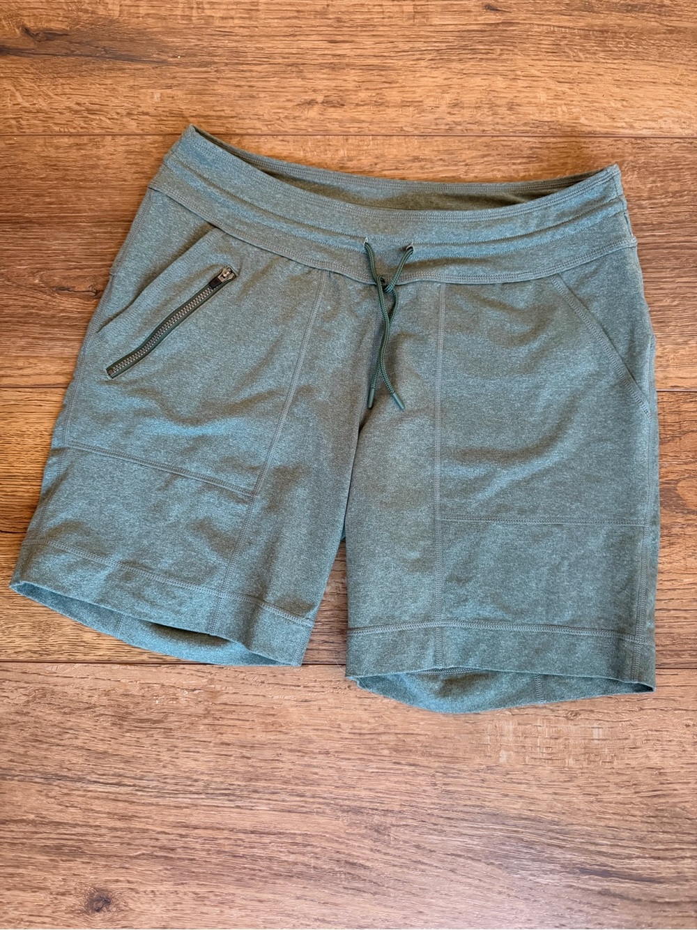 Title Nine Women's Olive Green Active Pull-On Bike Shorts with Pockets / Medium